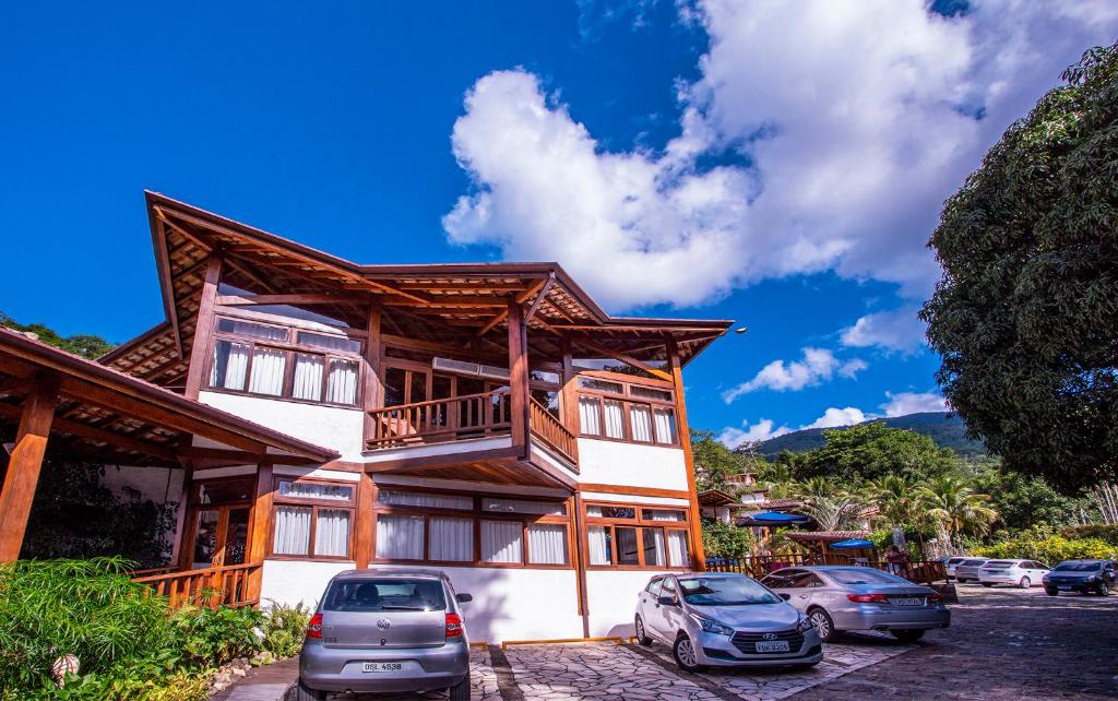 Localizada em frente à Praia do Portinho, considerada por decreto lei municipal como Santuário Ecológico Marinho. A Pousada foi planejada para atender ao seu conforto. Possui piscina climatizada, saúna úmida, lounge para entretenimento e internet.